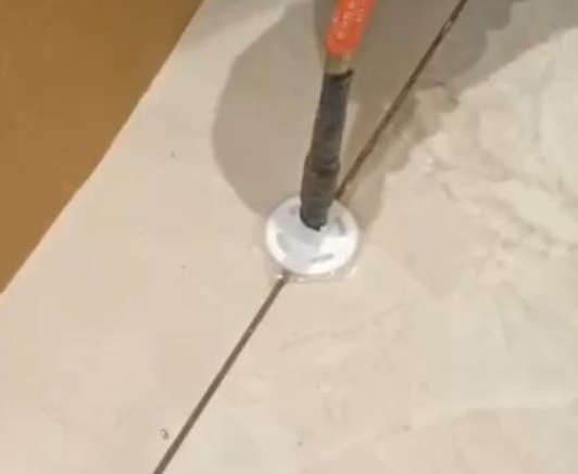 曲阳瓷砖空鼓维修公司专业解答瓷砖在铺贴过程中，如果没有涂抹均匀到位的粘结材料（如水泥砂浆或瓷砖胶），可能会导致以下问题